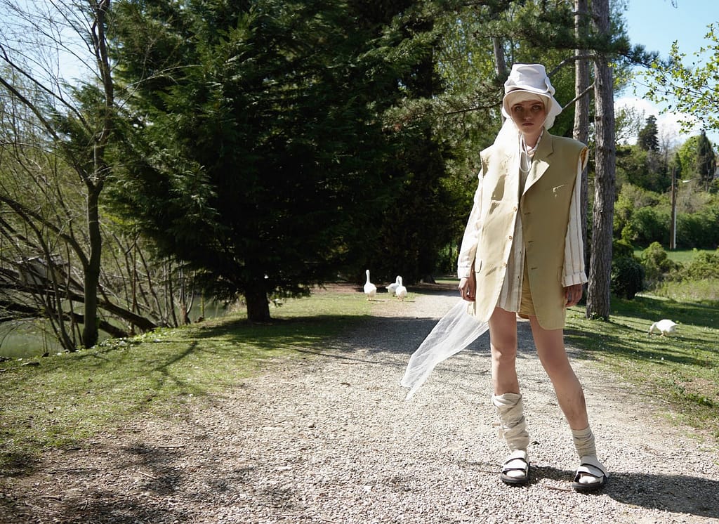 Immagine che contiene vestiti, calzature, persona, moda